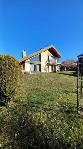 In exclusivity, superb architect's house on landscaped and fenced land of more than 10ares in the center of the town of DOUBS. With a living area of approximately 175 m2 on 2 levels, it comprises: - entrance, bedroom with en-suite shower room, toilet...
