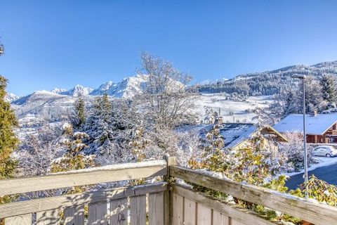 COMBLOUX, 5 BEDROOM CHALET REF 7330, comfortable and offering a superb view of Mont-Blanc. Beautiful living room with fireplace, dining area, equipped open-plan kitchen, opening onto a South-east-facing terrace, attic mezzanine, 5 bedrooms, 1 bathroo...