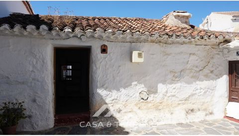If you are looking for an investment opportunity in the heart of Canillas de Aceituno, this is the property for you. This beautiful village house is in a perfect location and offers endless possibilities. You can renovate and remodel it so that rusti...