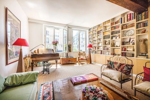 NICOLSON Realty presents a beautiful flat in the heart of the 1st arrondissement, close to Les Halles and the Fondation Pinault. The flat spans 155 M2 and benefits from a layout that offers several options for use. The large living room of over 50 m2...
