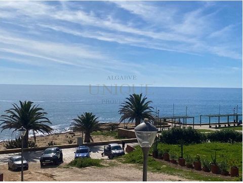 Cette propriété présente un élégant appartement de deux chambres entièrement rénové, situé dans la magnifique Praia da Luz. Avec une terrasse extérieure spacieuse exposée au sud, elle offre une vue panoramique sur la mer, créant un environnement idéa...