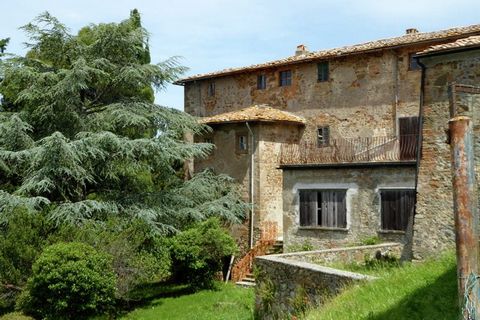 Enjoy the Tuscan landscape and stay in Volterra in this 2-bedroom holiday home where 6 guests can stay comfortably. It is ideal for a group or families with children to relax with a shared swimming pool, terrace, and barbecue. There are wheat fields,...