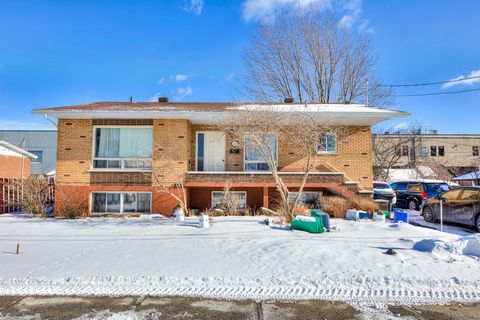Welcome to 3925 Rue Duvernay, Saint-Hubert, QC J3Y 4H5! This property is in a fantastic location and offers ample space, both inside and out. The main floor is that have been fully renovated and features three bedrooms. Downstairs, there are three mo...