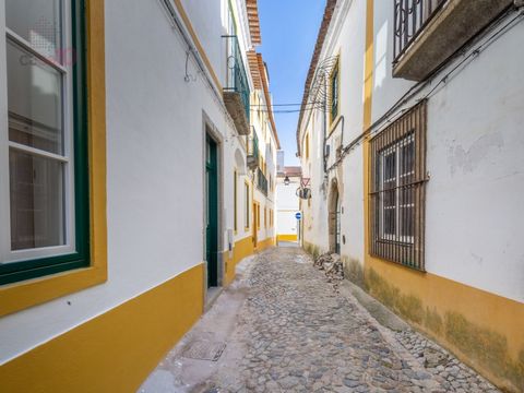 Unique investment opportunity in Évora! This recently refurbished building, originally a hostel known as Évora Spot Rooms, is now available for sale as a multifunctional building. Located in the elegant historic centre of Évora, just 200m from the ma...