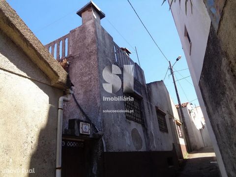 House T3 in Lousã, in the beautiful place of Vale de Nogueira, 10 minutes from the center of the village. House of housing of r / c and 1st floor, having the 1st floor common room, 3 bedrooms, bathroom, oven house, sunroom and kitchen and the ground ...