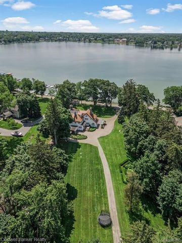 PINE LAKE LIVING!!! Here is your amazing opportunity to own this coveted manor home nestled along the shores of private all-sports Pine Lake. Experience the lake lifestyle throughout the year and particularly in the summer with a lakefront home that ...