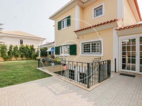 Detached villa of traditional Portuguese architecture, very well located in Costa da Guia. This property with 341sqm of gross construction area, and in excellent condition, is developed in three floors as follows: Floor 0 - Entrance hall - Fully fitt...
