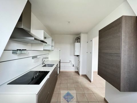 Appartement duplex T3 de 73m2 Carrez (82m2 au sol) au coeur du prestigieux Hotel des rames. Orienté ouest sur la cour intérieure. Appartement entièrement rénové comprenant un séjour de 27 m2, une belle cuisine neuve aménagée et équipée de 9 m2, une c...