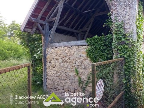 THAUMIERS: Very beautiful barn built on 890 m2 of land entirely enclosed by walls that can be rehabilitated into housing. Product quite rare and in very good condition. Contact me : dun@lapetite-agence.com_TEL : ... _ ... Features: - Garden