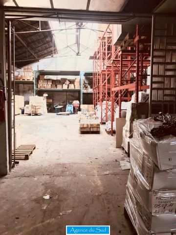 EXCLUSIVITY Marseille 13014 rare for sale local / warehouse in free zone with a floor area of about 1200 m2 in perfect condition very bright. Completes this property a parking of 300 m2 Ceiling height of about 7 M .~Several possibilities of developme...
