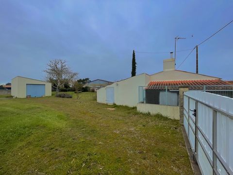 In the town of machecoul in a quiet area close to amenities, single storey house to renovate comprising: a veranda, a kitchen, a living room, a bedroom, two storage rooms including the bathroom and a toilet. The whole on a plot of 958 m2 with a well ...