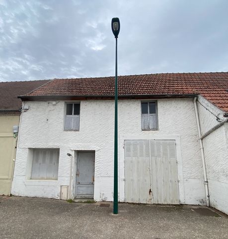 In the town center, 10 minutes from Moulins, close to all shops, schools ... House for do-it-yourselfers. TO SEIZE VERY SMALL PRICE, about 140m2 habitable. Very quiet area. price 25000€ fees included seller charges