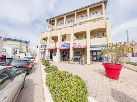 Located in the heart of the village in a local commercial area, come and discover this local of about 58 m2 composed of a main room with direct access to a busy street in the city center and a reserve at the back shop. The lease to be transferred con...