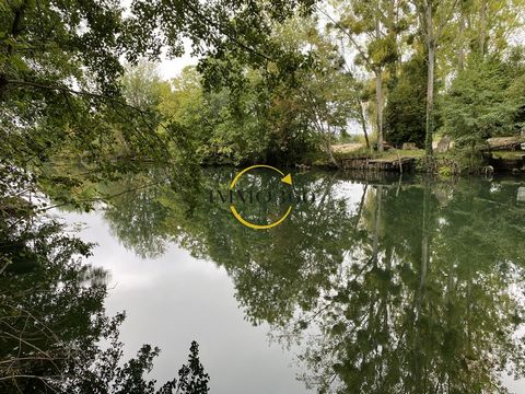 Immo360 offers you exclusively. Very beautiful edge of Loir, fishing corner with a surface of 1087 m2, with 82ml of access to the Loir, located in the town of Villiers sur Loir. More info on request.