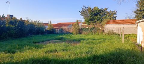 Go from the idea to the project thanks to this charming plot of 600m2 allowing construction in Vairé. Ideally located near shops, school, park. TO BE SEIZED!