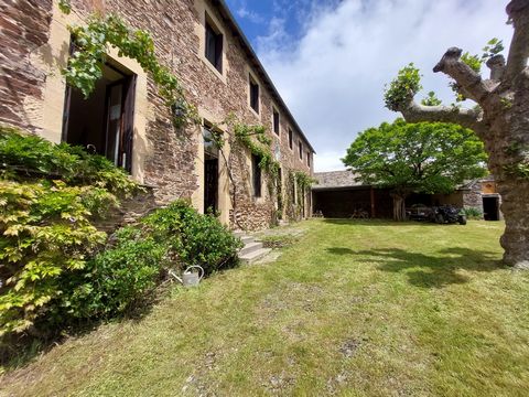 Located 10 minutes from Rieupeyroux direction Baraqueville magnificent former school of 250 m2. It will be composed of a spacious independent kitchen, a living room, a living room with fireplace, The first floor will serve 6 bedrooms, 2 bathrooms, 2 ...
