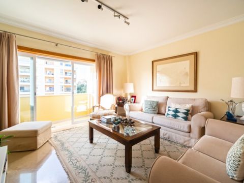 Four bedroom apartment with two suites, in the central area of Jardins da Parede, with all commerce and services at the door. This great apartment with lots of natural light (west) consists of a large entrance hall, living room with small balcony, gu...
