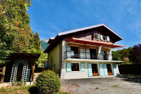New on the East Shore! In the heart of the village of Menthon-Saint-Bernard, traditional chalet-type house built on about 1000m2 of land and composed of 3 independent apartments that can be combined. 240m2 useful with on the ground floor a T2 to refr...