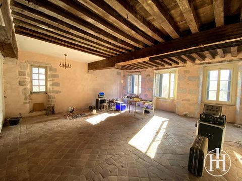 Come and discover this charming fifteenth century house to finish renovating located in the heart of BOUSSAC with all amenities. It consists of a kitchen, a living room, a bedroom, a toilet and an office on the ground floor. Upstairs a large living r...