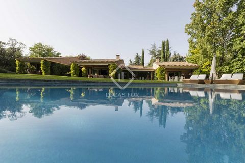 Lucas Fox La Moraleja rents this spectacular luxury villa of 1006 m² built on a large plot of 11,395 m² with swimming pools, solarium and an incredible park in one of the best areas of La Moraleja. This exclusive villa designed practically on one flo...