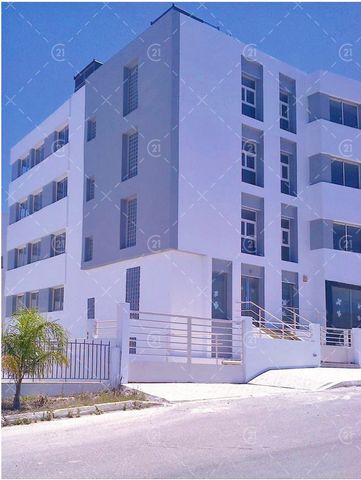 Uw agentschap CENTURY21 Tanger biedt een nieuw gebouw te koop aan met een oppervlakte van 1061m2, uitgerust met de modernste technieken gelegen in de vrije zone van Tanger. Deze fabriek bestaat uit een kelder, een mezzanine, een begane grond en 3 ver...