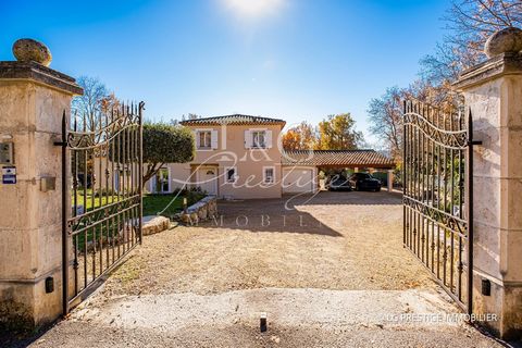 For sale in MONTAUROUX, a superb individual villa built on a magnificent landscaped and fenced plot of 2244 m², offering absolute tranquility close to all amenities. On the ground floor, discover a welcoming entrance, a guest toilet, a master bedroom...