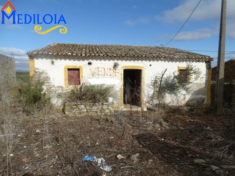 Two urban items are sold together to demolish or rebuild. Countryside. Located in the municipality of Mértola.