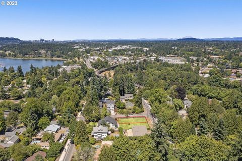 Lots like this do not come on the market very often. Flat and buildable lot ready for you to bring your ideas. Prime location in Milwaukie. Minutes from Old Town Milwaukie, the Willamette River, food carts, trails and so much more!Amazing level & bui...