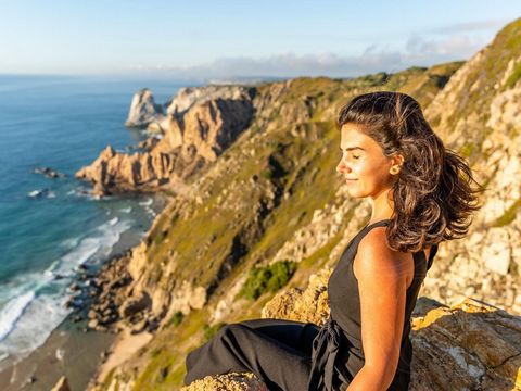 Välkommen till symbolen av lyx på Aldeamento Marinha Guincho, i hjärtat av naturparken Sintra-Cascais, med fantastisk utsikt över Guincho-stranden och där naturens charm möter arkitekturens elegans. Denna extraordinära tomt, omfamnad av ett hisnande ...