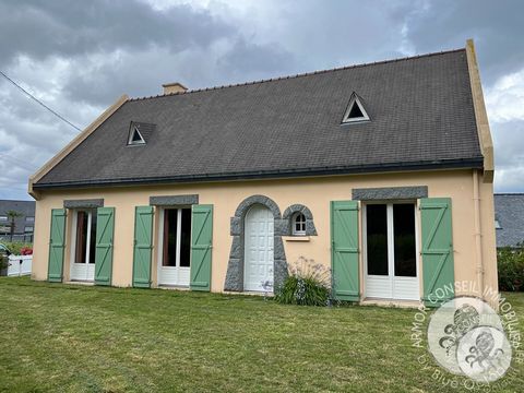 ARMOR CONSEIL IMMOBILIER, Nadège PIOLAT invites you to visit this family home a stone's throw from the beach of Pen Guen. It includes a large living room, an independent kitchen, a bedroom and bathroom on the ground floor. Upstairs, a mezzanine leads...