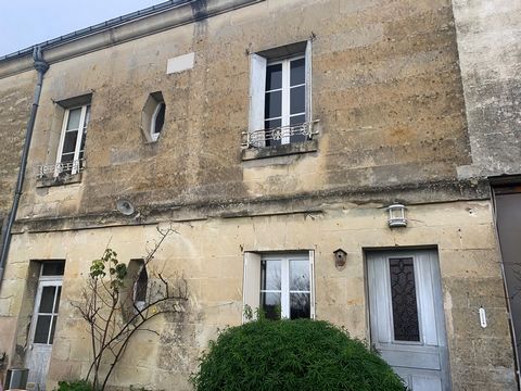 Located in the heart of Vouvray, this old house with undeniable charm will allow you to enjoy its shops and services. Built on 3 levels, it consists of a living room opening onto a pretty south-facing garden with open views, a dining room/kitchen, 5 ...