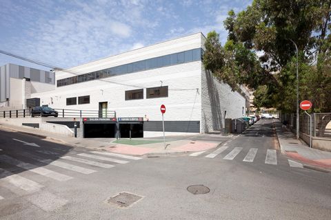 We present this spacious premises located in the commercial area of the San Gabriel neighbourhood of Alicante. The premises are located on the first floor of the Aldi submarket building, next to the petrol station. The warehouse offers a constructed ...