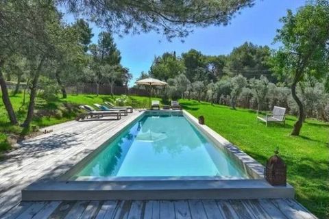 With a breathtaking view, in a place as unique as it is magical, where all the views one dreams of in the Alpilles come together, is this property in a dominant position, with modern and authentic architectural codes at the same time. Close to the Go...