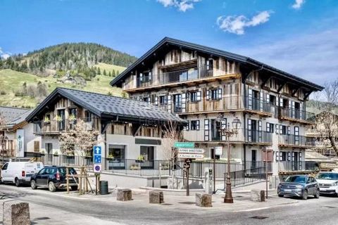 Apartment of 89 m2 - Garden of 111 m2 - 3 bedrooms - 3 bathrooms - Garage - Private Ski room In the heart of Megeve village, a completely renovated luxury Chalet is home to this brand new high-end apartment with private garden. A private entrance lea...