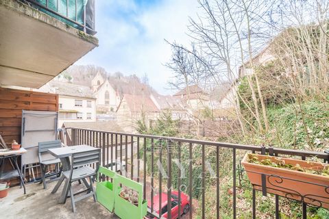 IN THE CENTER OF FERRETTE, apartment F2 of 51 m2 located on the second floor of a small company without elevator. An entrance hall, a fitted kitchen opening onto a spacious living room with access to the balcony with an unobstructed view of the Châte...