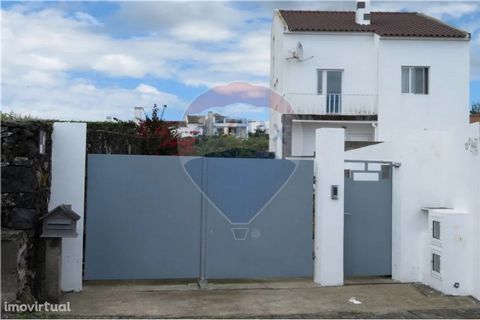 Great villa for permanent housing and / or investment, located near the center of Vila da Lagoa, with good view and very close to the sea. It is divided into 2 independent apartments, a T2, on the ground floor, licensing for AL, and a T3 Duplex on th...