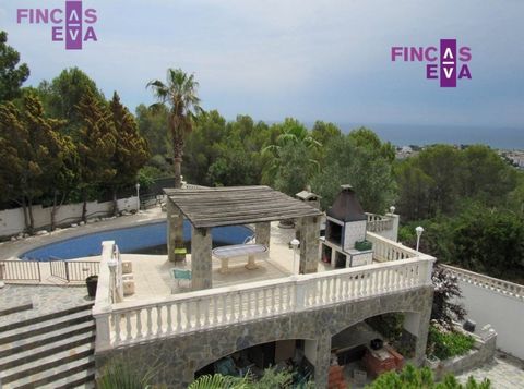 Drie verdiepingen tellende villa met vrijstaand zwembad gelegen in de urbanisatie Mas Astor, aan de Costa Dorada, in de buurt van Roda de Barà. 10min. van het strand. . Het huis bestaat uit 450m2 verdeeld over twee verdiepingen, de totale oppervlakte...
