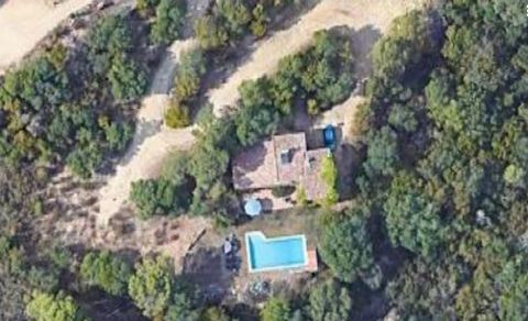 Fincas Eva presents this magnificent rustic house with a large area of land and a private pool in Sant Antoni de Calonge. The graphic surface consists of 21,099m2, the house itself consists of 216m2 built and 137m2 useful according to cadastre. It ha...