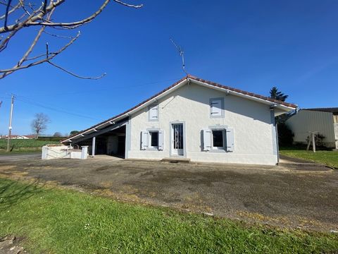 Single storey house of +150 m2 in the charming village of Vicq-d'Auribat, 7km from Pontonx-sur-l'adour with all amenities. Come and discover this 1800 house with potential, requires some improvement work to fully enjoy its quiet environment. It has a...