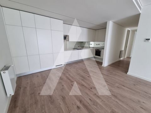 2 bedroom apartment of unique architecture located in the center of Leiria Kitchen and living room in open space, being the kitchen equipped with Bosch appliances, hob, oven, microwave, refrigerator and dishwashers and clothes. A suite with large wal...