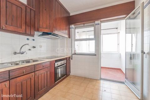 Excellent 3 bedroom apartment, refurbished, located in Bairro do Girão, in Santarém. Comprising a kitchen with sunroom, living room with balcony (unobstructed view), three bedrooms facing south, two bathrooms and a storage room in the basement. Build...