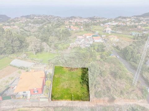 Terreno para venda por 90.000eur com possibilidade de construção de moradia unfamiliar.  Terreno com área total de 870m2 localizado na zona das Queimadas e Fontes, bem próximo do centro do pitoresca cidade de Santana.