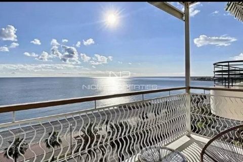 NICE PROMENADE DES ANGLAIS : On an upper floor, 3 room apartment of 87sqm entirely renovated, facing South and North and offering from its terrace a panoramic view of the sea. It comprises of an entrance, a large living-room of 41sqm onto a South fac...