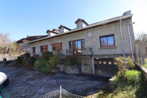 Building of 380m² of living space consisting of a reception room, technical premises and above the house consisting of 5 bedrooms, a large basement completes everything. This property after renovation can become a gite, guest rooms, or again a restau...