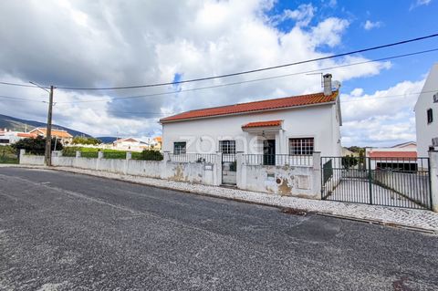 Identificação do imóvel: ZMPT565259 Come and discover this 2-bedroom house in Abrigada, Alenquer, for €265,000, built-in 2008. Standing out for its spacious loft, benefiting from a generous area illuminated by vertical windows, this versatile space c...