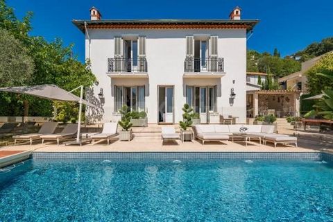 Between Nice and Monaco, this family villa of about 280 m2 recently renovated in a refined style offers a beautiful view of both the sea and the village of Eze, with its church classified as a historical monument accessible in a few minutes. The prop...