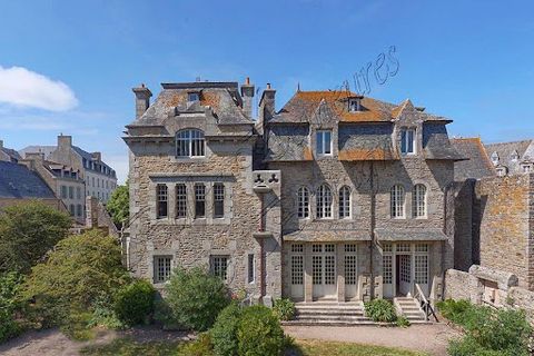 Located in the heart of a seaside town which has managed to preserve its architectural heritage from the 16th and 17th centuries, this imposing property is a fine example. Its origins date back to the 17th century and it underwent a strong evolution ...