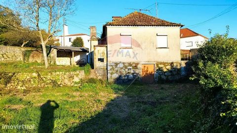 House for sale in the parish of Barroselas, municipality of Viana do Castelo. Inserted in a plot of 1.350m2 and composed of a housing plus an annex, having the villa a gross area of 96m2, the property is located in one of the highest points of the pa...