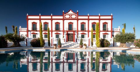Der Palast liegt perfekt, nur eine halbe Stunde von der blühenden Stadt Sevilla entfernt. Diese ehemalige Sommerresidenz eines Herzogs von Madrid und seiner Familie bietet absolute Ruhe und luxuriöse Unterkünfte mit Charakter und Charme. Das geschich...