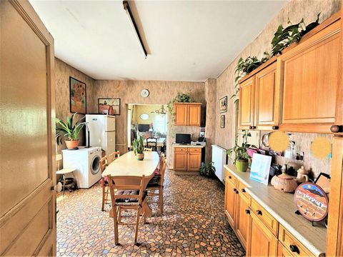 Je vous propose de découvrir cette maison des années 1957 d'environ 90m². Elle est à rénover et se situe près du centre de Saint Sébastien sur Loire. Elle se compose: D'une entrée, d'une cuisine, d'un salon, de trois chambres, d'une salle d'eau, d'un...